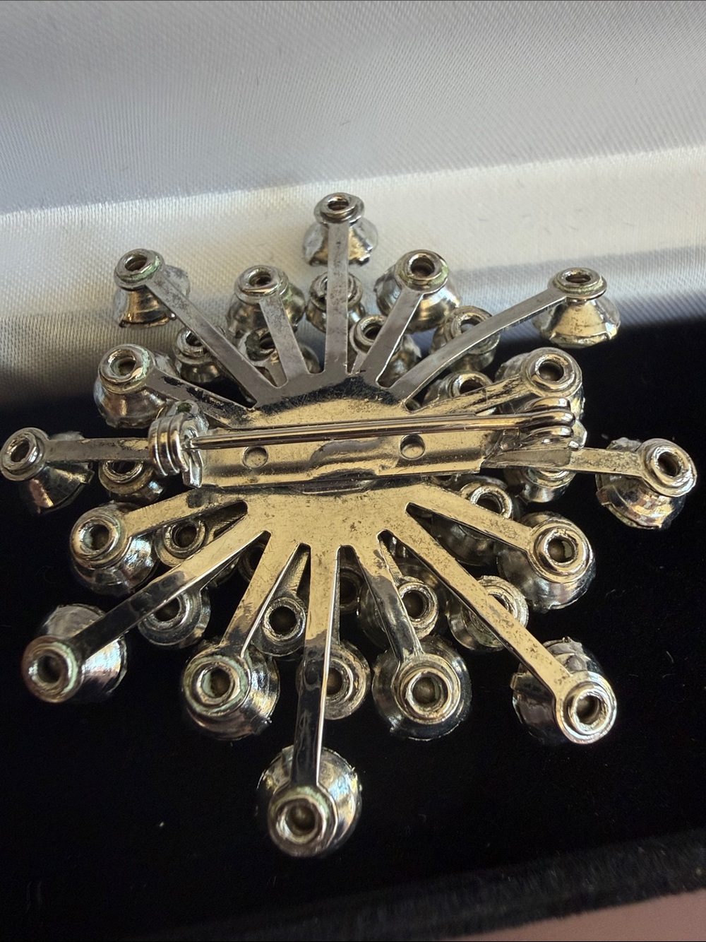 Vintage Crystal Cluster Brooch - Elegant Women's Jewelry - Picture 3 of 4